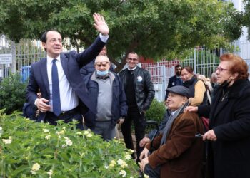 Ο νέος Πρόεδρος της Κυπριακής Δημοκρατίας Νίκος Χριστοδουλίδης χαιρετά τους ψηφοφόρους έξω από το δημοτικό σχολείο Γεροσκήπου στην Πάφο (φωτ.: ΑΠΕ-ΜΠΕ/ΚΥΠΕ/Κάτια Χριστοδούλου)