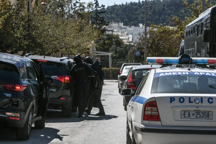 Απολογία στον ανακριτή των δύο συλληφθέντων ως μέλη τρομοκρατικής οργάνωσης που σύμφωνα με τις αρχές επρόκειτο να χτυπήσει στόχο εβραϊκού και ισραηλινού ενδιαφέροντος στο κέντρο της Αθήνας, Παρασκευή 31 Μαρτίου 2023. (Φωτ.: Eurokinissi/Τατιάνα Μπόλαρη)