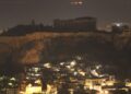 Ο βράχος της Ακρόπολης με σβηστά φώτα, στο πλαίσιο της  συμμετοχής της Αθήνας στην «Ώρα της Γης», που έχει στόχο την ευαισθητοποίηση των πολιτών σε ζητήματα που αφορούν το περιβάλλον (φωτ.: Γιάννης Παναγόπουλος / EUROKINISSI)