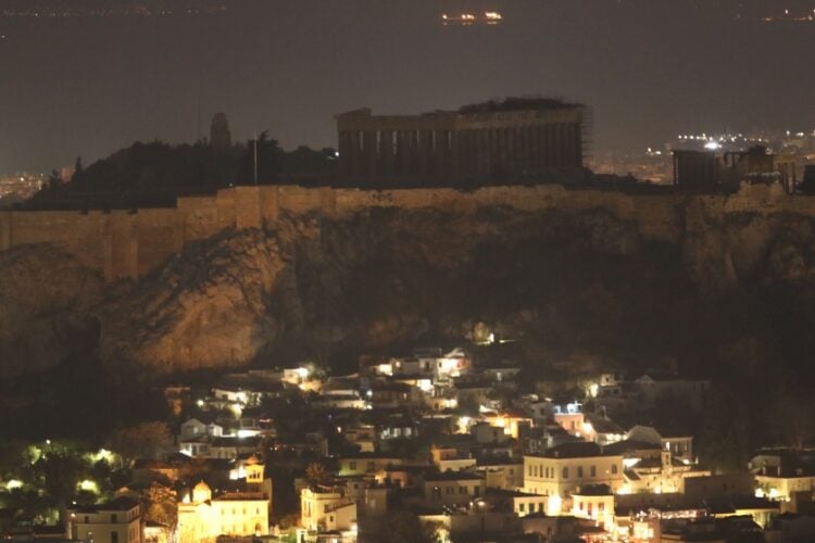 Ο βράχος της Ακρόπολης με σβηστά φώτα, στο πλαίσιο της  συμμετοχής της Αθήνας στην «Ώρα της Γης», που έχει στόχο την ευαισθητοποίηση των πολιτών σε ζητήματα που αφορούν το περιβάλλον (φωτ.: Γιάννης Παναγόπουλος / EUROKINISSI)