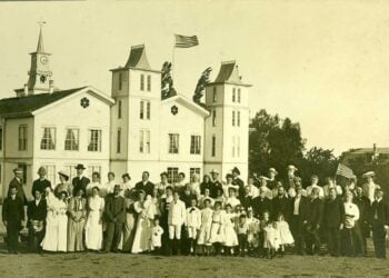 Καλοκαίρι στη Μερζιφούντα. Το προσωπικό μπροστά στο κεντρικό κτήριο του Κολεγίου. Πίσω διακρίνεται ο πύργος του ρολογιού, 1910 (πηγή: The Trustees of Anatolia College)