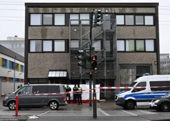 Αστυνομικοί έξω από το κτήριο στο Αμβούργο όπου σημειώθηκε η επίθεση σε χώρο λατρείας των Μαρτύρων του Ιεχωβά (φωτ.: EPA/Filip Singer)