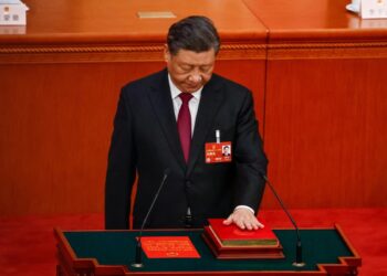 Ο Σι Τζινπίνγκ ορκίζεται για την τρίτη θητεία του ως πρόεδρος της Κίνας (φωτ.: EPA/Mark R. Cristino)
