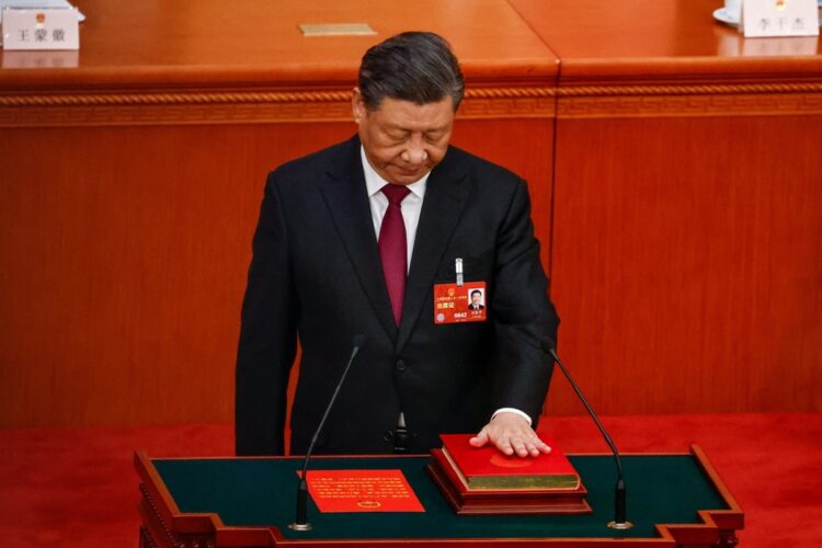 Ο Σι Τζινπίνγκ ορκίζεται για την τρίτη θητεία του ως πρόεδρος της Κίνας (φωτ.: EPA/Mark R. Cristino)