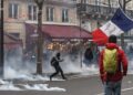Επεισόδια στο Παρίσι ανάμεσα σε διαδηλωτές που διαμαρτύρονται για τη μεταρρύθμιση του συνταξιοδοτικού και την Αστυνομία (φωτ.: EPA/Mohammed Barda)
