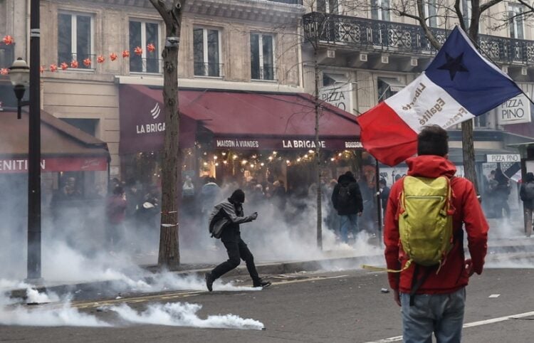 Επεισόδια στο Παρίσι ανάμεσα σε διαδηλωτές που διαμαρτύρονται για τη μεταρρύθμιση του συνταξιοδοτικού και την Αστυνομία (φωτ.: EPA/Mohammed Barda)