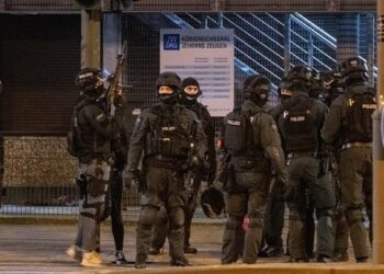 Οπλισμένοι αστυνομικοί στο σημείο που σημειώθηκε η επίθεση με πυροβολισμούς στο Αμβούργο (φωτ.: EPA/NEWSS)