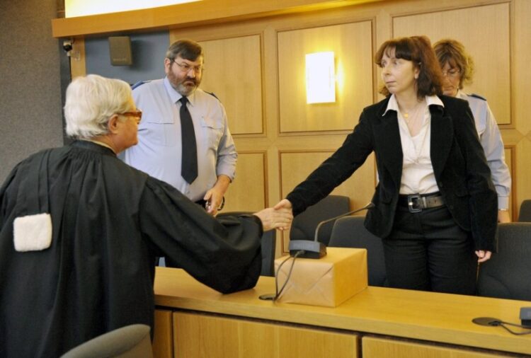 Η Ζενεβιέβ Λερμίτ (δεξιά) με τον δικηγόρο της, στο δικαστήριο (φωτ.: EPA / Christophe Licoppe)