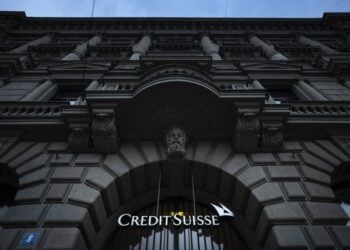 Το λογότυπο της Credit Suisse στην είσοδο των κεντρικών γραφείων της τράπεζας στη Ζυρίχη (φωτ.: EPA/Michael Buholzer)