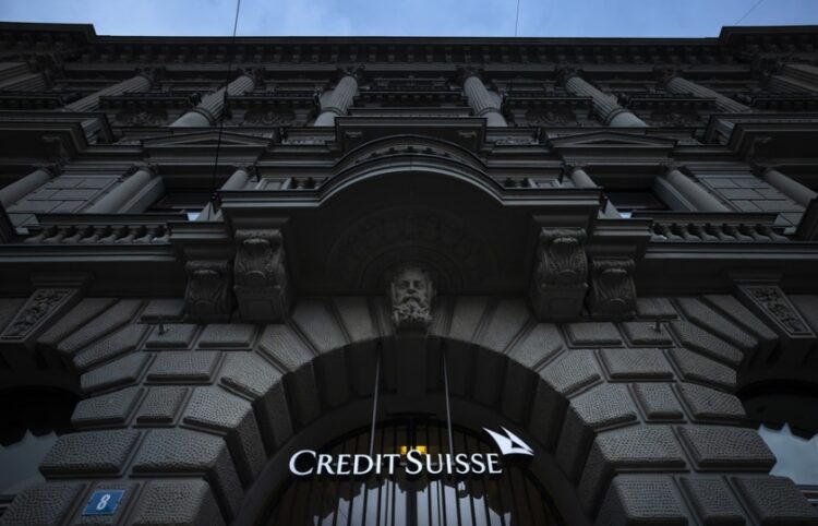 Το λογότυπο της Credit Suisse στην είσοδο των κεντρικών γραφείων της τράπεζας στη Ζυρίχη (φωτ.: EPA/Michael Buholzer)