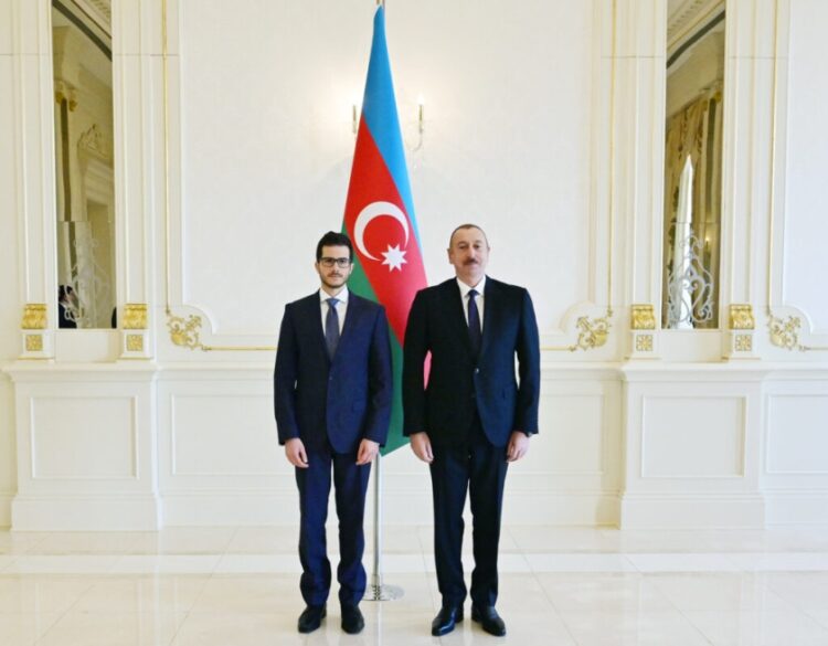 Ο πρόεδρος του Αζερμπαϊτζάν Ιλχάμ Αλίεφ με τον Ισραηλινό πρεσβευτή Τζορτζ Ντικ, το 2019 (φωτ.: Wikimedia Commons)