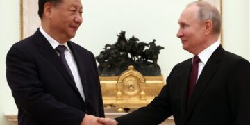 Ο Ρώσος πρόεδρος Βλαντίμιρ Πούτιν σε θερμή χειραψία με τον Κινέζο ομόλογό του Σι Τζινπίνγκ, κατά τη διάρκεια της συνάντησής τους στο Κρεμλίνο. Οι επίσημες συνομιλίες μεταξύ των δύο ανδρών θα ακολουθήσουν αύριο, Τρίτη (φωτ.: EPA/Sergei Karpuhin)