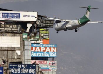 Αεροσκάφος της Yeti Airlines σε τροχιά προσγείωσης στο αεροδρόμιο του Κατμαντού στο Νεπάλ (φωτ.: EPA/Narenda Shrestha)