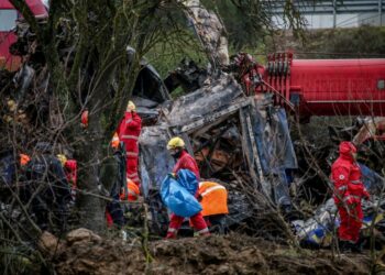 Συνεχίζονται οι έρευνες των σωστικών συνεργείων για τους αγνοούμενους στα συντρίμμια της επιβατικής αμαξοστοιχίας που συγκρούστηκε με εμπορικό τρένο στα Τέμπη (φωτ,: Λεωνίδας Τζέκας/ EUROKINISSI)