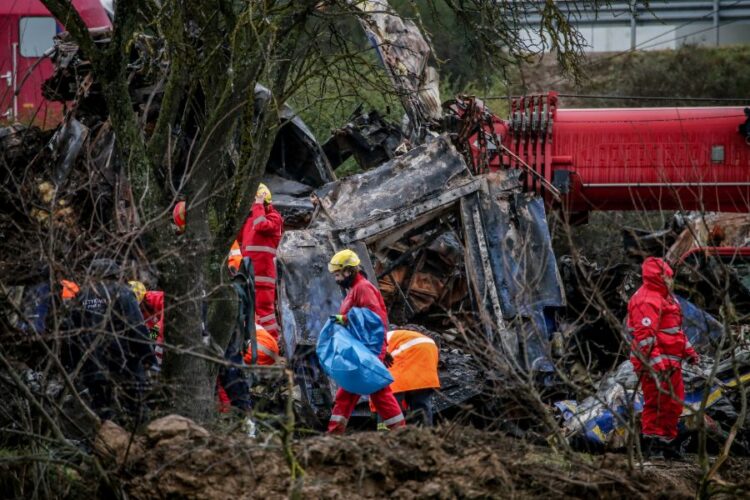 Συνεχίζονται οι έρευνες των σωστικών συνεργείων για τους αγνοούμενους στα συντρίμμια της επιβατικής αμαξοστοιχίας που συγκρούστηκε με εμπορικό τρένο στα Τέμπη (φωτ,: Λεωνίδας Τζέκας/ EUROKINISSI)