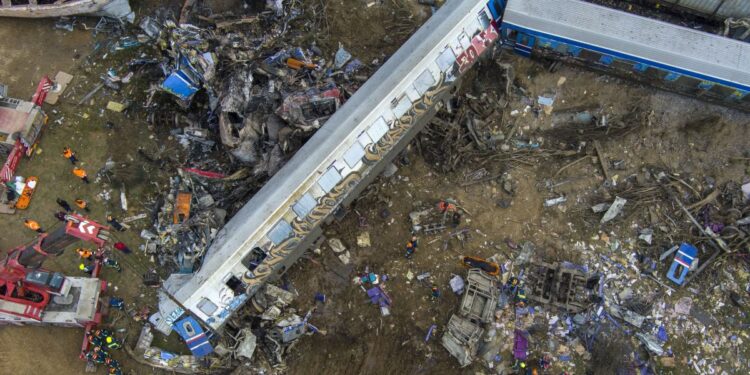 Εικόνα από το πολύνεκρο σιδηροδρομικό δυστύχημα στα Τέμπη, έξω από την Λάρισα (φωτ. αρχείου: MotionTeam / Βασίλης Βερβερίδης)