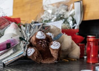 Λουλούδια, κεριά και σημειώματα για τα θύματα του πολύνεκρου σιδηροδρομικού δυστυχήματος στα Τέμπη
(φωτ.: Ραφαήλ Γεωργιάδης/EUROKINISSI)