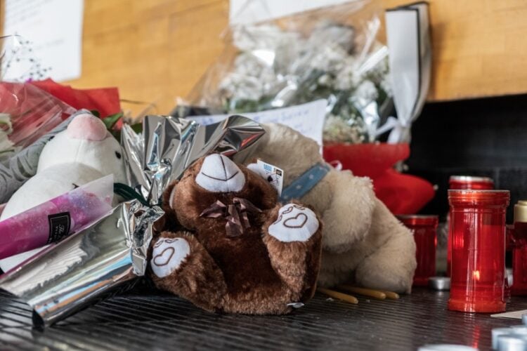 Λουλούδια, κεριά και σημειώματα για τα θύματα του πολύνεκρου σιδηροδρομικού δυστυχήματος στα Τέμπη
(φωτ.: Ραφαήλ Γεωργιάδης/EUROKINISSI)