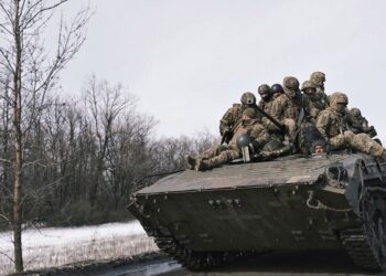 Ουκρανοί στρατιώτες σε άρμα μάχης σε δρόμο του Μπαχμούτ (φωτ. αρχείου: EPA / George Ivanchenko)