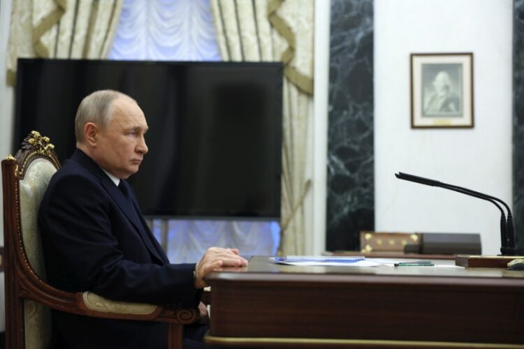 Ο Ρώσος πρόεδρος Βλαντίμιρ Πούτιν κατά τη διάρκεια συνάντησης με τον υπουργό Μεταφορών της Ρωσίας Βιτάλι Σαβέλιεφ, στη Μόσχα (φωτ.: EPA/Gavriil Grigorov / Sputnik / Kremlin Pool)