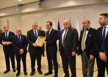 Μέλη της αντιπροσωπείας της ΔΣΟ με επικεφαλής τον Μάξιμο Χαρακόπουλο υποδέχθηκε ο πρόεδρος της Κύπρου Νίκος Χριστοδουλίδης (Φωτ.: ΑΠΕ-ΜΠΕ)