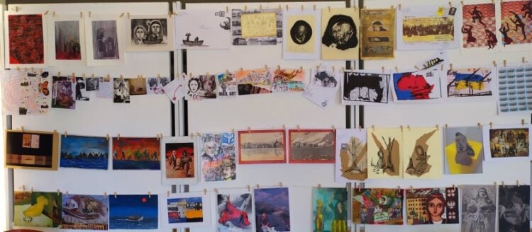 Στην έκθεση Mail Art παρουσιάζονται έργα από καλλιτέχνες κάθε ηλικίας, τα οποία εστάλησαν μέσω ταχυδρομείου (φωτ.: facebook/Σοφία Αμπερίδου)