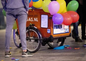 Καροτσάκι με μπαλόνια γεμάτα με αέριο του γέλιου, για πιο εύκολη εισπνοή, στο κέντρο του Άμστερνταμ, πριν απαγορευτεί η χρήση του από την κυβέρνηση της Ολλανδίας, στις αρχές του έτους (φωτ.: EPA/Niels Wenstedt)