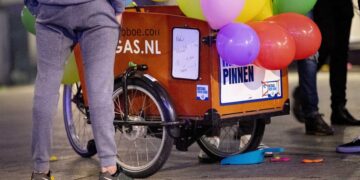 Καροτσάκι με μπαλόνια γεμάτα με αέριο του γέλιου, για πιο εύκολη εισπνοή, στο κέντρο του Άμστερνταμ, πριν απαγορευτεί η χρήση του από την κυβέρνηση της Ολλανδίας, στις αρχές του έτους (φωτ.: EPA/Niels Wenstedt)