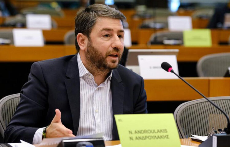 O Νίκος Ανδρουλάκης  κατά τη διάρκεια παρέμβασης σε επιτροπή του Ευρωκοινοβουλίου (φωτ.: Γραφείο Τύπου ΠΑΣΟΚ)