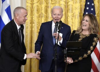 Από αριστερά, ο ηθοποιός Τομ Χανκς και η σύζυγός του Ρίτα Γουίλσον γελούν με τις προσπάθειες του Αμερικανού προέδρου Τζο Μπάιντεν να τραγουδήσει στα… ελληνικά (φωτ.: . EPA/Yuri Gripas)
