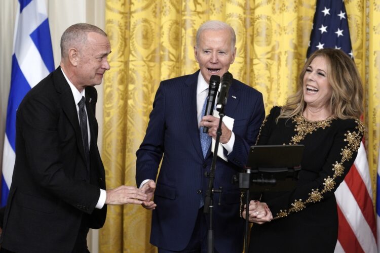 Από αριστερά, ο ηθοποιός Τομ Χανκς και η σύζυγός του Ρίτα Γουίλσον γελούν με τις προσπάθειες του Αμερικανού προέδρου Τζο Μπάιντεν να τραγουδήσει στα… ελληνικά (φωτ.: . EPA/Yuri Gripas)