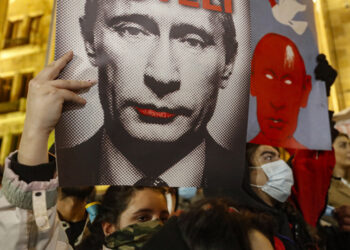 Διαδηλώτριες στο κέντρο της Τιφλίδας, κρατώντας φωτογραφίες του Βλαντίμιρ Πούτιν (φωτ.: EPA / Zurab Kurtsikidze)
