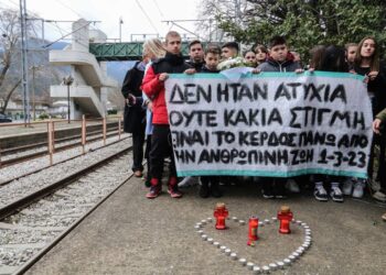 Συγκέντρωση στην μνήμη των θυμάτων του σιδηροδρομικού δυστυχήματος στα Τέμπη πραγματοποίησαν μαθητές και μέλη του Συλλόγου Γονέων και Κηδεμόνων του Γυμνασίου Πυργετού, στο χώρο του σιδηροδρομικού σταθμού Ραψάνης, στο νομό Λάρισας (φωτ.: EUROKINISSI/Λεωνίδας Τζέκας)