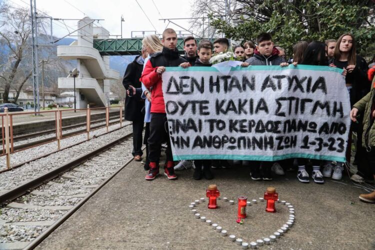 Συγκέντρωση στην μνήμη των θυμάτων του σιδηροδρομικού δυστυχήματος στα Τέμπη πραγματοποίησαν μαθητές και μέλη του Συλλόγου Γονέων και Κηδεμόνων του Γυμνασίου Πυργετού, στο χώρο του σιδηροδρομικού σταθμού Ραψάνης, στο νομό Λάρισας (φωτ.: EUROKINISSI/Λεωνίδας Τζέκας)