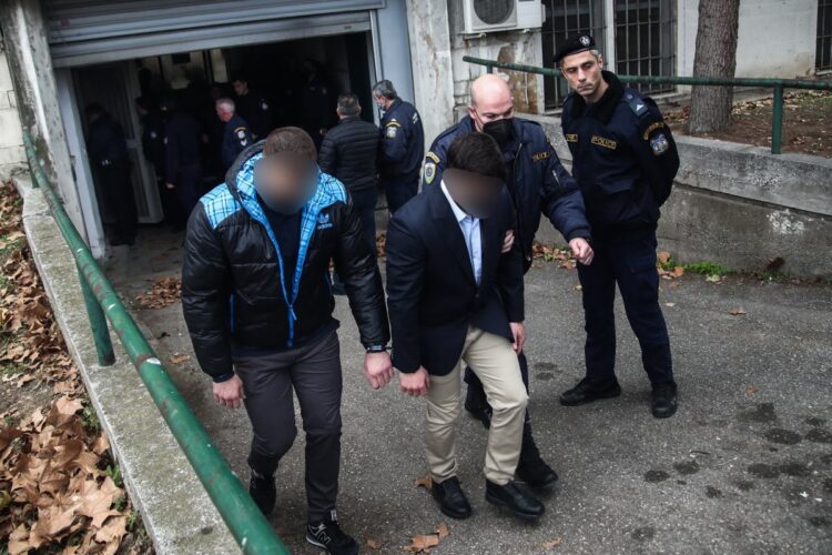 Στιγμιότυπο από τη μεταφορά των κατηγορουμένων για τη δολοφονία του Άλκη Καμπανού στα δικαστήρια Θεσσαλονίκης (φωτ.: ΜΟΤΙΟΝΤΕΑΜ/Βασίλης Βερβερίδης)