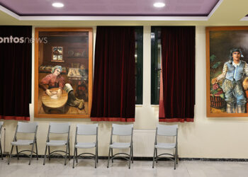 Πίνακες που κοσμούν την αίθουσα εκδηλώσεων της Ένωσης Ποντίων Νίκαιας-Κορυδαλλού (φωτ.: Κώστας Κατσίγιαννης)