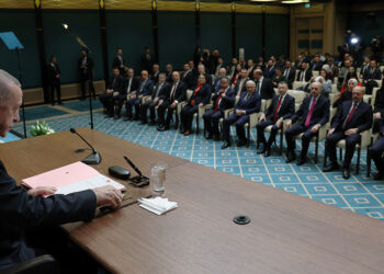 Ο Ερντογάν υπογράφει το προεδρικό διάταγμα για τις εκλογές κατά τη διάρκεια συνέντευξης Τύπου (φωτ.: EPA / Γραφείο Τύπου Τουρκικής Προεδρίας)
