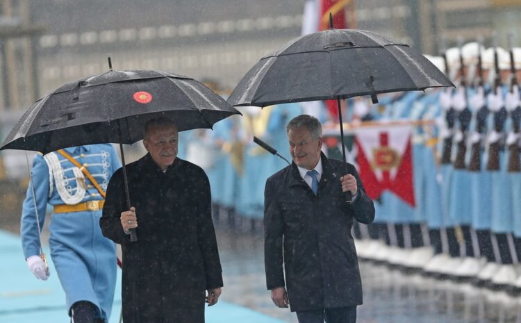 Δεξιά, ο Σάουλι Νιινίστο και ο Ρετζέπ Ταγίπ Ερντογάν στη διάρκεια της υποδοχής του Φινλανδού προέδρου στην Άγκυρα, υπό βροχή (φωτ.: EPA/Necati Savas)
