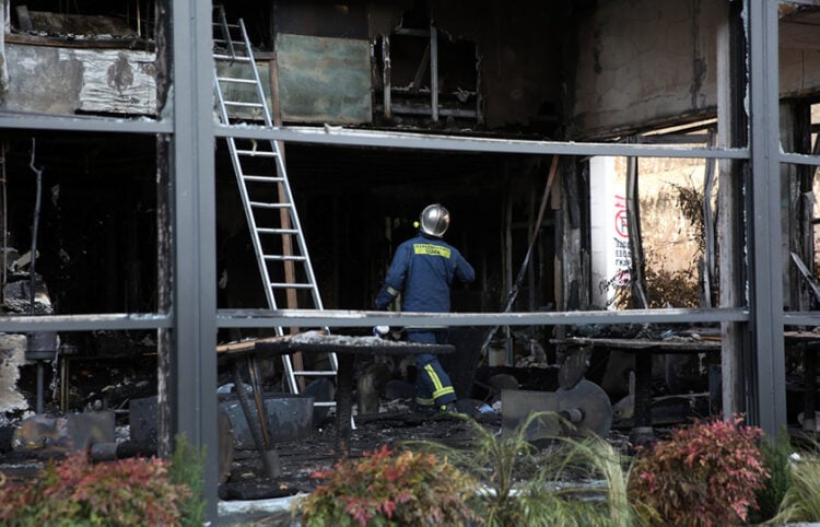 Πυροσβέστης στο ιταλικό εστιατόριο που έπιασε φωτιά τα ξημερώματα (φωτ.: ΑΠΕ-ΜΠΕ / Ορέστης Παναγιώτου)