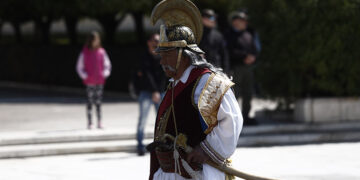 Φουστανελοφόρος στη μαθητική παρέλαση που έγινε στην Αθήνα για την 25η Μαρτίου (φωτ.: EUROKINISSI / Σωτήρης Δημητρόπουλος)