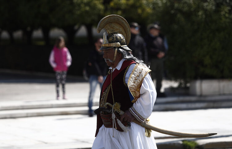 Φουστανελοφόρος στη μαθητική παρέλαση που έγινε στην Αθήνα για την 25η Μαρτίου (φωτ.: EUROKINISSI / Σωτήρης Δημητρόπουλος)