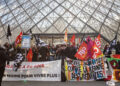 Εργαζόμενοι στο Λούβρο απέκλεισαν την είσοδο του μουσείου στο πλαίσιο διαμαρτυρίας για την αύξηση των ορίων συνταξιοδότησης (φωτ.: EPA / Christophe Petit Tesson)