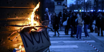 «Όχι» γράφει το πλακάτ που καίγεται κατά τη διάρκεια αντικυβερνητικής διαδήλωσης στο Παρίσι (φωτ.: EPA / Christophe Petit Tesson)