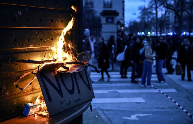 «Όχι» γράφει το πλακάτ που καίγεται κατά τη διάρκεια αντικυβερνητικής διαδήλωσης στο Παρίσι (φωτ.: EPA / Christophe Petit Tesson)