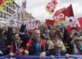 Εργαζόμενοι συμμετέχουν σε διαδήλωση στη Μασσαλία, ενάντια στις αλλαγές που προωθεί η κυβέρνηση Μακρόν στο συνταξιοδοτικό (φωτ.: EPA/Guillaume Horcajuelo)