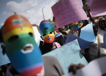Στιγμιότυπο από διαδήλωση που έγινε το 2014 στην Κένυα κατά του νομοσχεδίου που προέβλεπε ισόβια για τους ομοφυλόφιλους στην Ουγκάντα (φωτ.: EPA / Dai Kurokawa)
