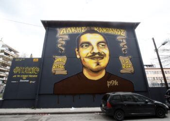 Γκράφιτι με τη μορφή του Άλκη Καμπανού κοντά στο σημείο όπου δολοφονήθηκε ο άτυχος 19χρονος (φωτ.: ΜΟΤΙΟΝΤΕΑΜ/Γιώργος Κωνσταντινίδης)