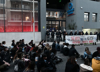 Καθιστική διαμαρτυρία έξω από τα γραφεία της Hellenic Train (φωτ.: EUROKINISSI / Τατιάνα Μπόλαρη)