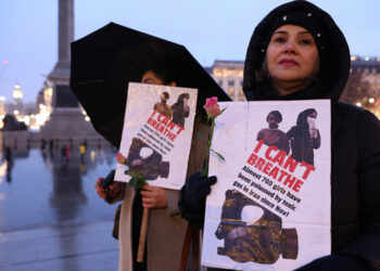 Συγκέντρωση στο Λονδίνο υπέρ των γυναικών του Ιράν. Στα πλακάτ αναφορά στη μαζική δηλητηρίαση των μαθητριών (φωτ.: EPA / Isabel Infantes)