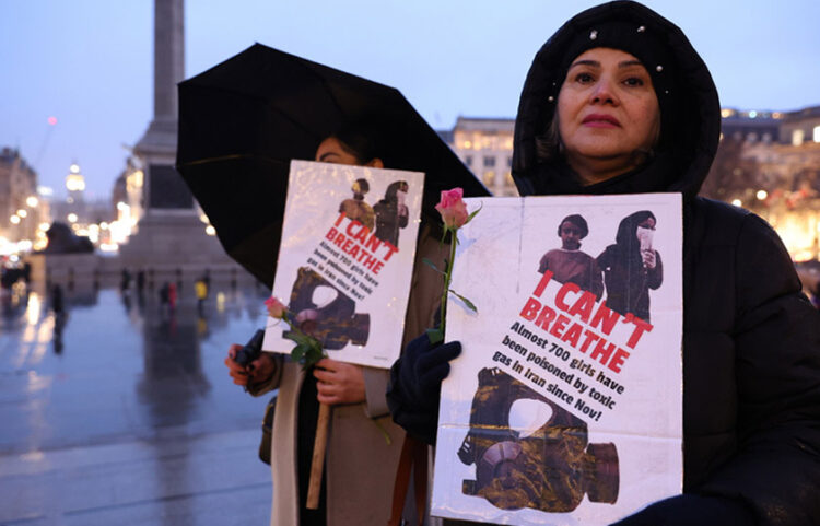 Συγκέντρωση στο Λονδίνο υπέρ των γυναικών του Ιράν. Στα πλακάτ αναφορά στη μαζική δηλητηρίαση των μαθητριών (φωτ.: EPA / Isabel Infantes)
